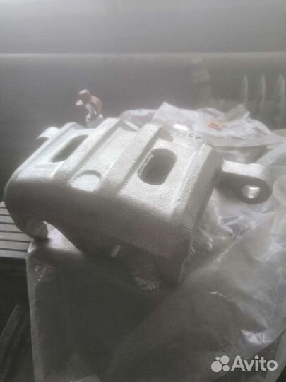 Супорт тормозной передний. Митсубиси Оутлендер