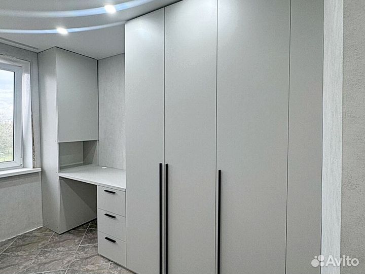 Детская рабочая зона у окна для двоих