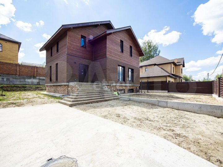 Коттедж 318 м² на участке 10,1 сот.