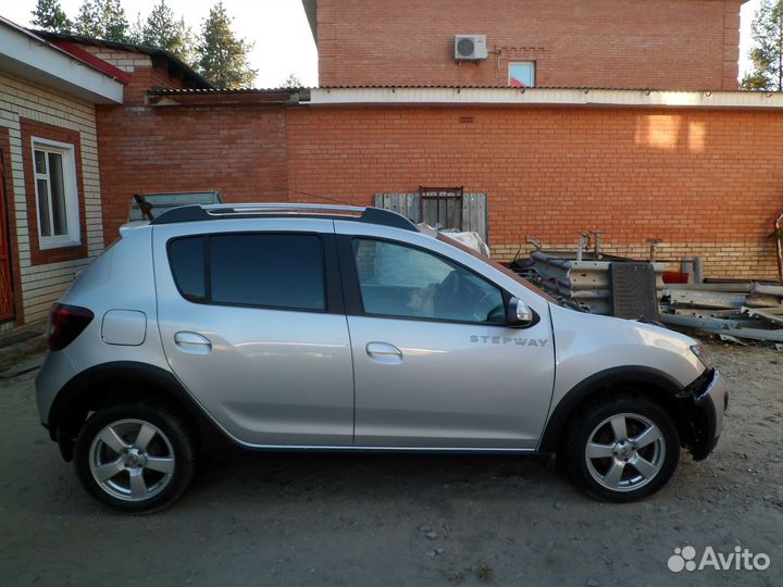 Renault Sandero Stepway 1.6 AT, 2018, битый, 70 000 км