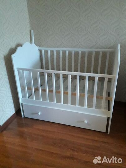 Кровать детская с маятником