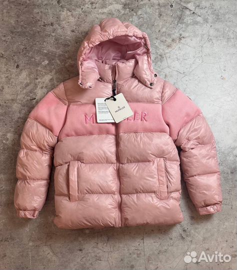 Пуховики Moncler розовые 2025