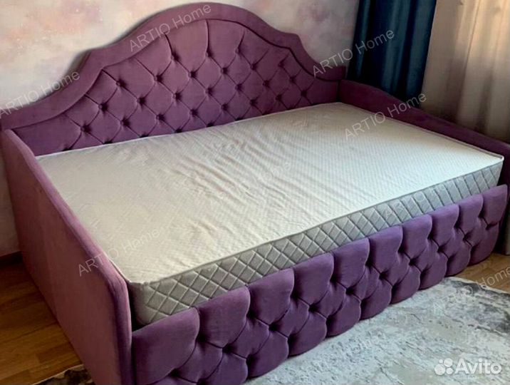 Кровать с мягкой спинкой