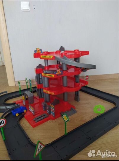 Трек (парковка) для машинок с автомойкой