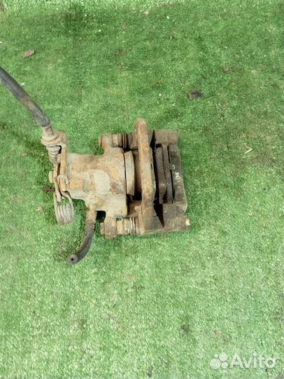 Суппорт тормозной задний правый Mitsubishi Carisma