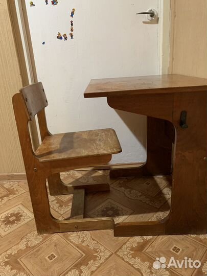 Детский стол и стул, полка под книги