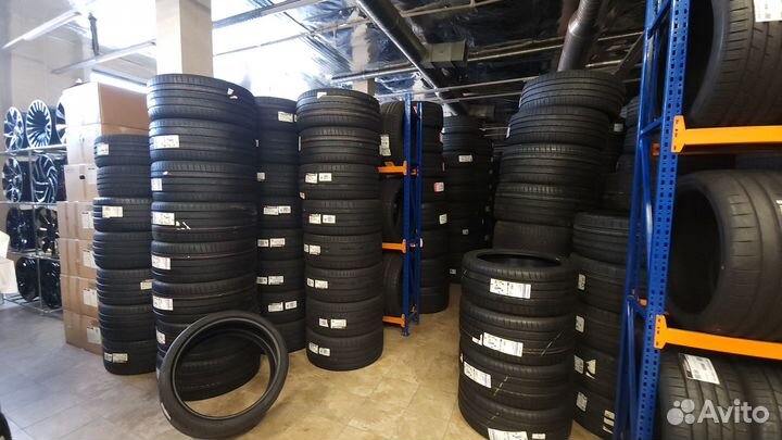 Kumho Ecsta PS71 285/35 R22