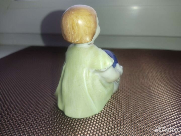 Статуэтка Девочка с мячом Старый Киев