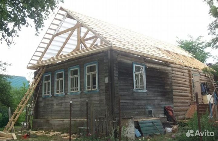 Бригада строителей дома крыши