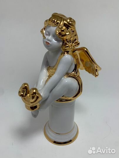 Статуэтка фарфоровая