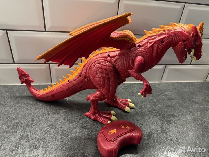 Динозавр на пульте управления