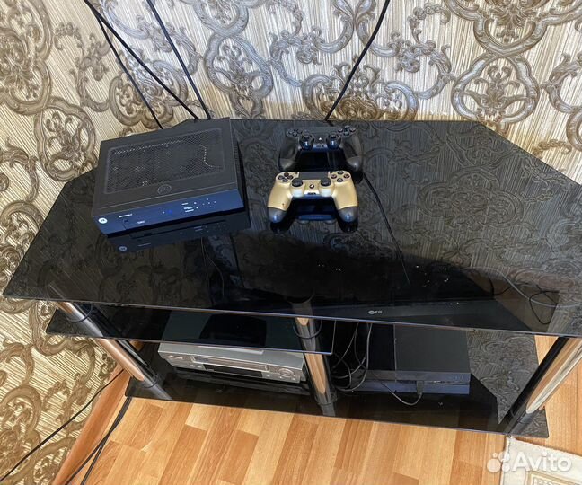 Стеклянная тумба под тв