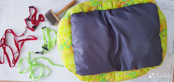 Лежанка,шлейки,щётка Redmond для животных