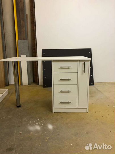 Маникюрный стол