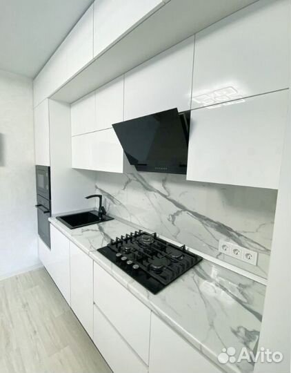 Кухни с антресолями