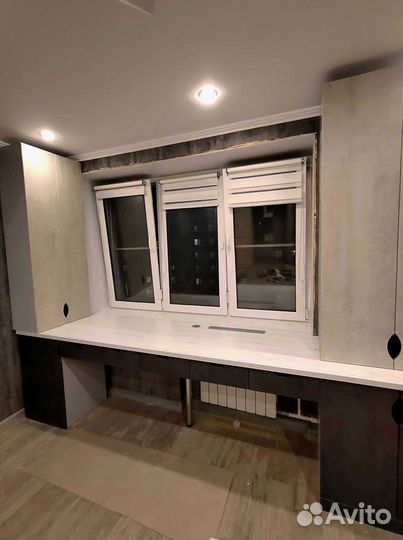 Рабочая зона в углу у окна