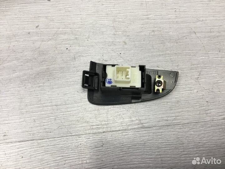 Блок управления стеклоподъемником задний правый