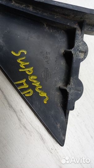 Наружная накладка передней правой стойки Nissan Se