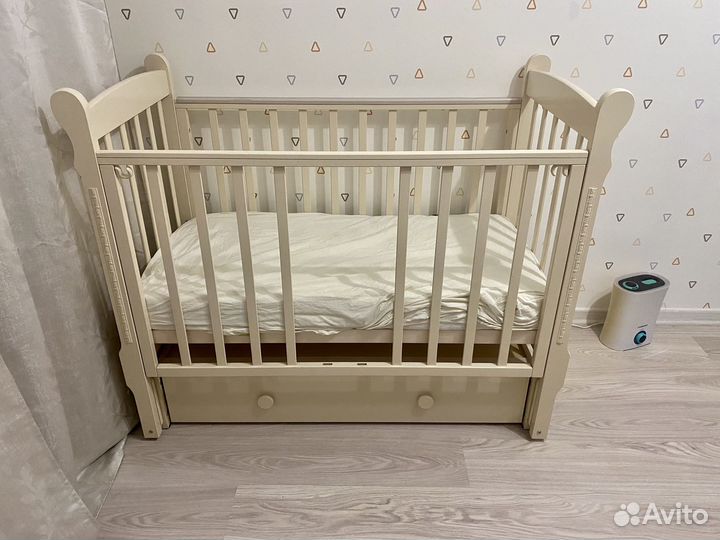 Детская кроватка с маятником и пелинальный столик