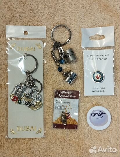Брелоки, значки