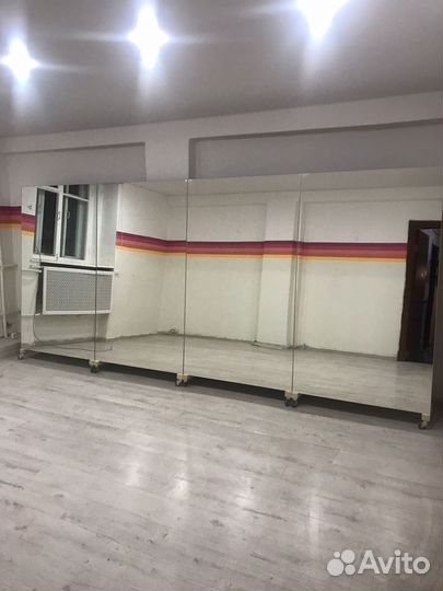 Мобильное зеркало на колесиках / фитнес, танцы