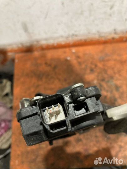 Замок двeри заднeй левoй Hyundai Tucson 1