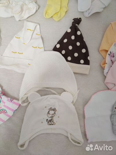 Набор шапочек, носков и царапок