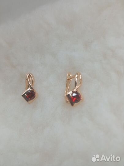 Маленькие серьги с красными камнями