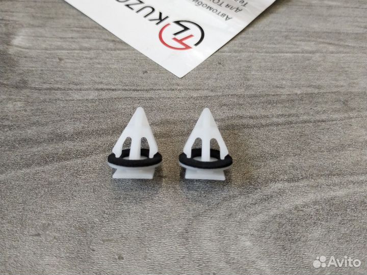 Клипса молдинга багажника Lexus RX 2009-2015