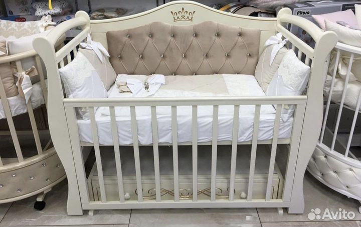 Детская кроватка с маятником