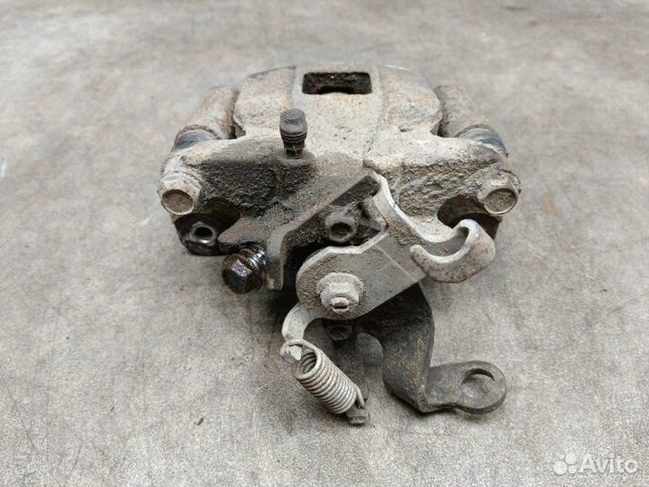 Суппорт задний правый Mitsubishi Outlander GF 2.0