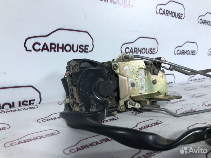 Замок двери передний правый Mitsubishi Chariot 2.4