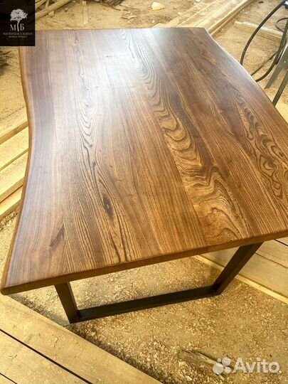 Стол из дерева