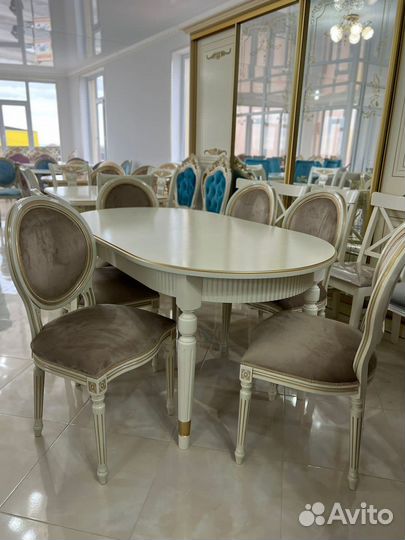 Стол и стулья