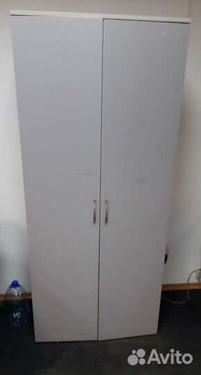 4 офисных стола с перегородками и шкаф