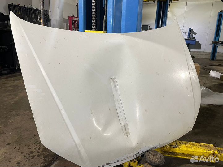 Капот на Volkswagen Polo седан 2016 год