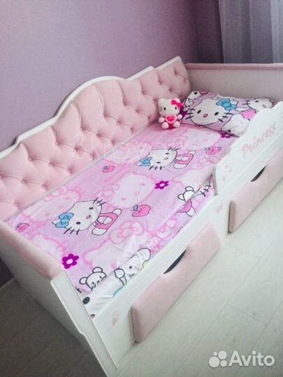 Детская кровать с мягкой спинкой