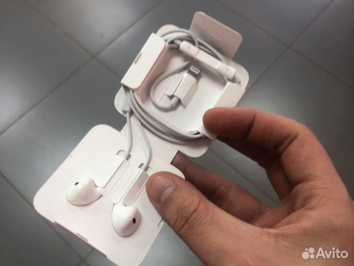 Наушники apple на iPhone