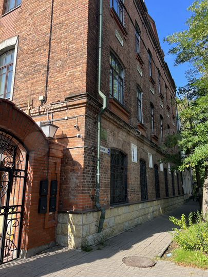 Коммерческое помещение и квартира, 292.7 м²