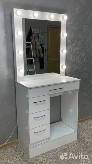 Туалетный столик с зеркалом и подсветкой
