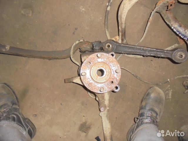 Кулак поворотный передний левый Mitsubishi Galant