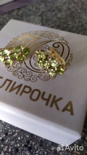 Серьги с перидотами оливкового цвета