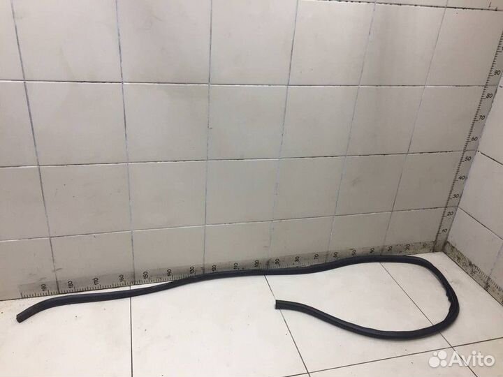 Уплотнитель передней правой двери Ford Explorer