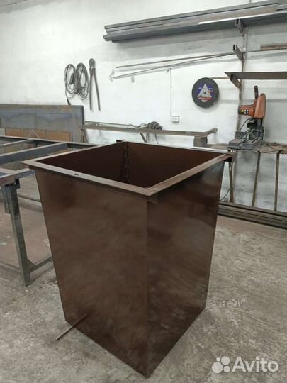 Мусорный бак металлический