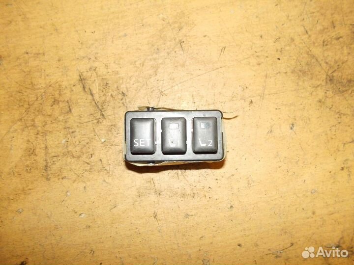 Кнопка памяти сидений (Infiniti QX50)
