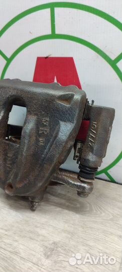 Суппорт тормозной передний правый Toyota Avensis