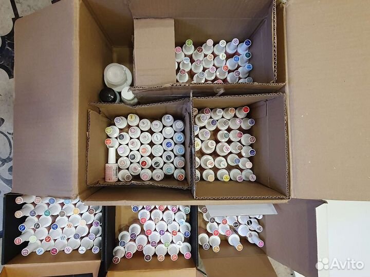 Много материала для маникюра и педикюра