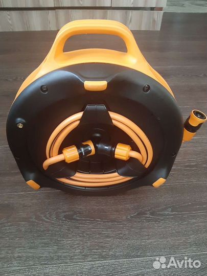 Шланг Fiskars на катушке с аксессуарами(новый)