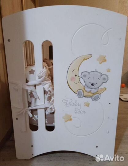 Детская кроватка с маятником