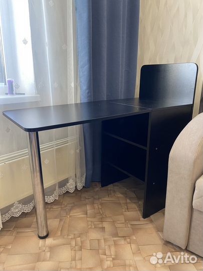 Маникюрный стол